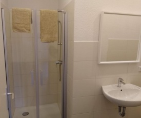 Möbliertes Zimmer mit eigenem Bad